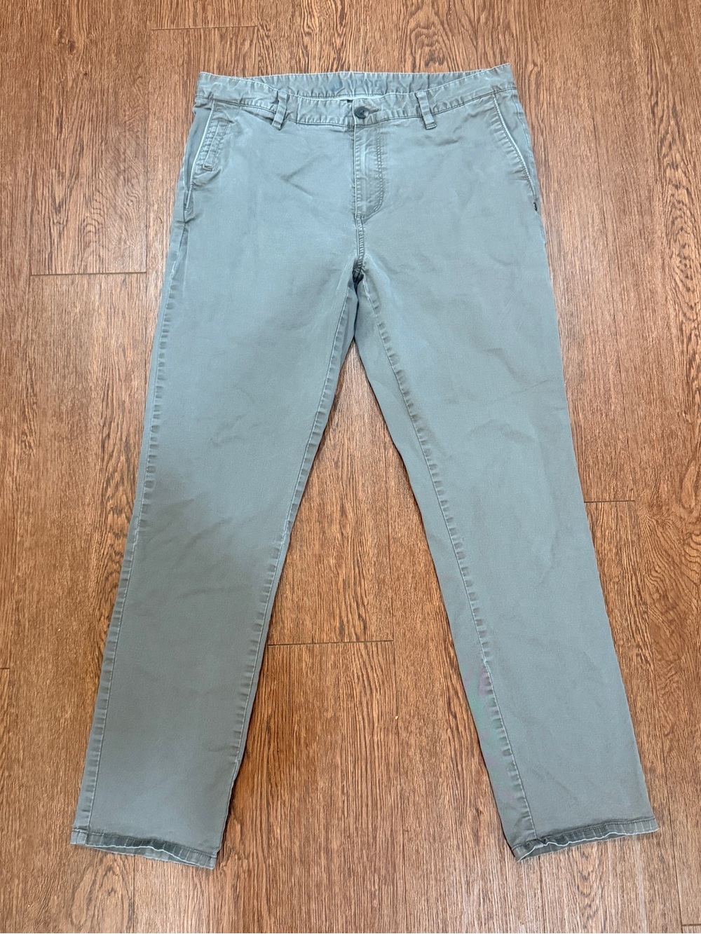 Vuori Men's Chinos in grey